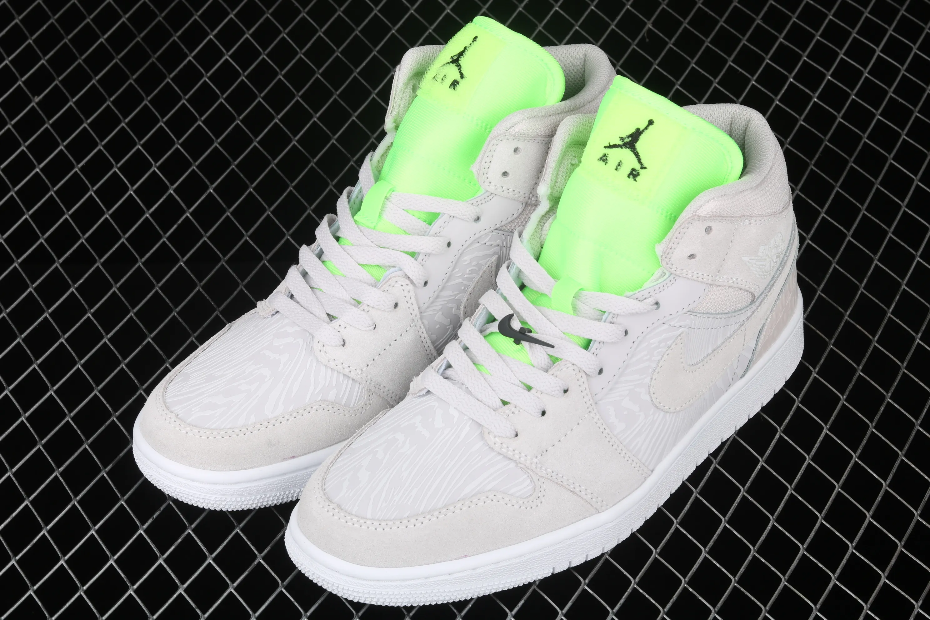 All categories Air Jordan Jordan series basketball shoes Air Jordan 1 Mid Air Jordan 1 Mid AJ1 Joe 1 sea salt fluorescent green CV3018-001